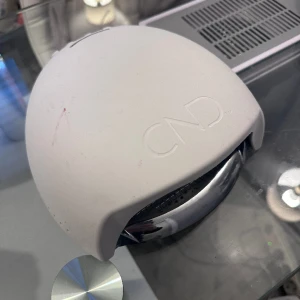 CND prof led lampan för nagel - Jag gick till ny utbildning med Nailsystemet och jag fått ny tillbehör därför jag säljer dem. Nya Kostar cirka 2000 kr. Jag säljer den 500 kr. Funkar väldigt bra. LED nagellampa utformad att härda alla uv-härdande produkter. 