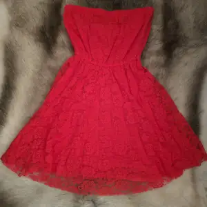 Röd/Laxfärgad bandeu klänning från Hollister. Storlek S. Har suttit i min garderob länge och har aldrig på mig den 😔