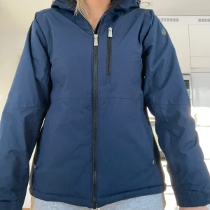 Skidjacka - Mörkblå skidjacka, helt oanvänd. Storlek 36. Nypris 1100kr från five season💓💓