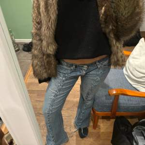 Säljer dessa så coola snörade Levis jeans med snörning De är full långa på mig som är 170cm  Passar en 36/38 s/m Tryck ej på köp nu! Skicka prisförslag istället 