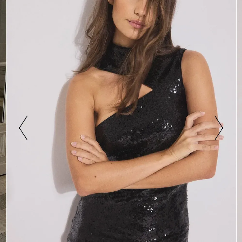 säljer denna superfina klänning som endast är använd 1 gång! 150kr + frakt 🖤. Klänningar.