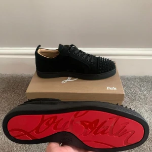 Louboutin  - Hej, säljer mina Louboutin skor då dom va för stora har använt dom 1-2 gånger Kom privat för mer bilder och frågor