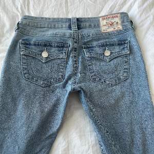 Lågmidjade bootcut jeans, populära från True Religion! 🩷(plick gör så bilderna blir pixlade. Skriv privat för bättre kvalitet) 