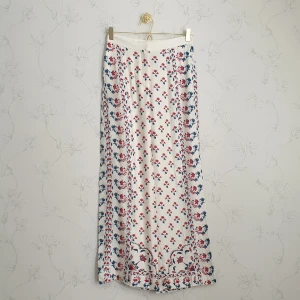 Vita blommönstrade byxor - 🤍FÖRST TILL KVARN!🤍 Vita dressade tyg byxor med härligt blå rött blomstrande mönster, stängs med dragkedja och spänne. Luftig och strukturerad. Aldrig använd, endast testad med lappar kvar. 