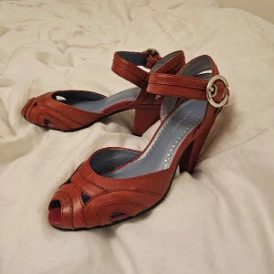 Röda vintage klackskor  - Säljer dessa ascoola klackskor då de inte passar mig. Dem är i jättebra skick och unika i modellen. Märket är "Hush puppies" Nypris 780kr.💗 