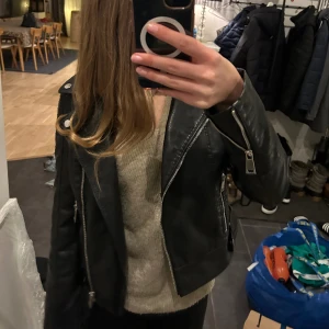 Skinjacka från Vera Moda  - Snygg skinjacka från Vera Moda perfekt till våren, knappt använd och i väldigt bra skick. Den är i storlek s men skulle säga att de är mer som en xs!☺️☺️