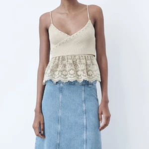 Topp  - Jättesöt topp från zara! Superfin till middagar, fest, utomlands och till våren! Använd 1 gång, inga defekter alls!💛slutsåld i butik och online och nypris är 299kr