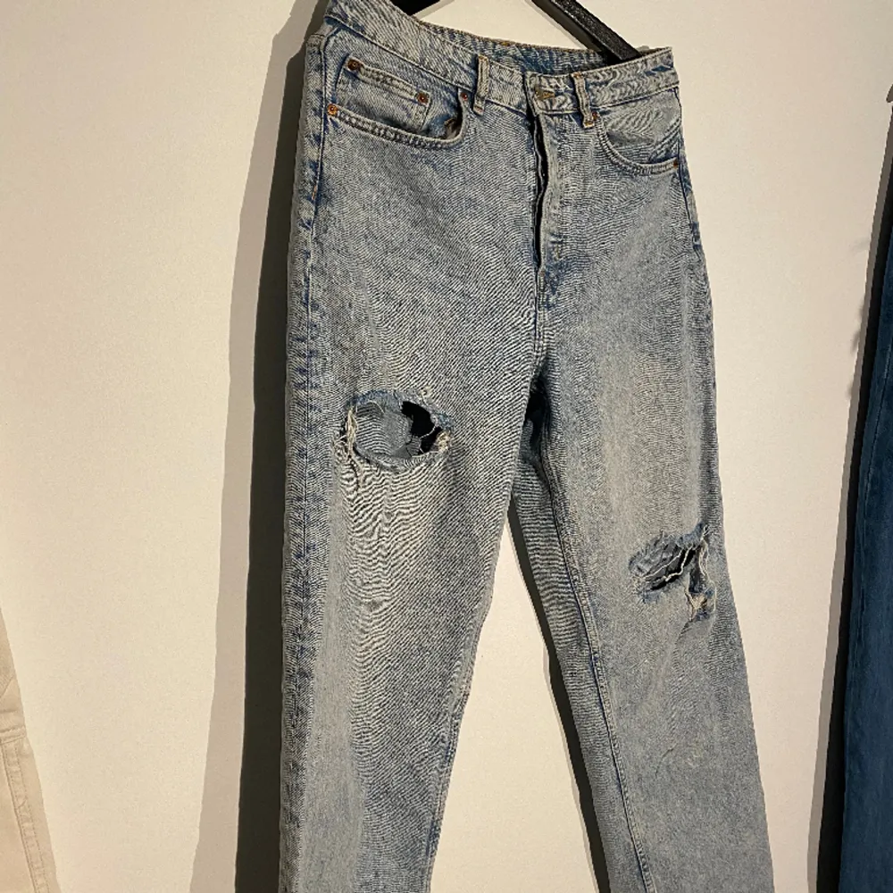 Snygga blåa jeans men två hål. Använd ett par gånger.. Jeans & Byxor.