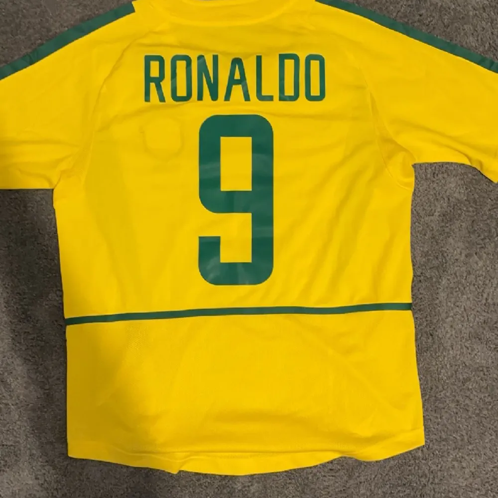 Säljer min retro Brasilien tröja med R9 på ryggen. Kan mötas upp i stockholm men även fraktas. T-shirts.