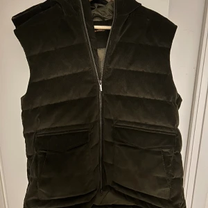 Stenströms väsy - Tja! Säljer min helt oanvända stenströms väst nu. Västen är köpt på stenströms hemsida. Västen är perfekt att ha till våren, sommaren och även hösten. En extremt snygg väst som är bra material. Hör av er för frågor om storleken. Pris kan diskuteras.