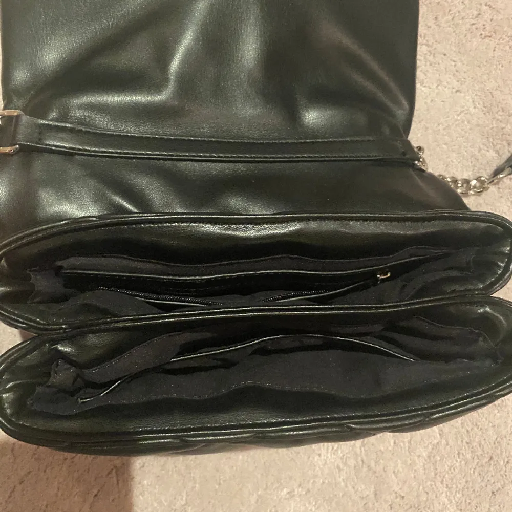 Jätte fin handväska i svart. Sällan änvänd men i väldigt bra skick.Bra storlek och många fack😍😄 kom gärna med egna bud.. Väskor.