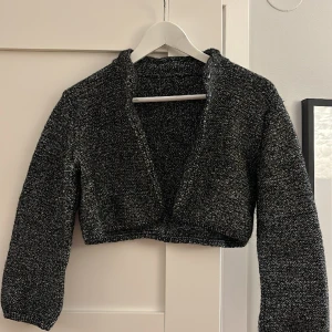 Bolero! - Säljer den här jättefina boleron köpt second hand men i superfint skick. Säljer eftersom att den inte har kommit till användning! Köparen står för frakt och skriv gärna vid eventuella frågor och funderingar 😊