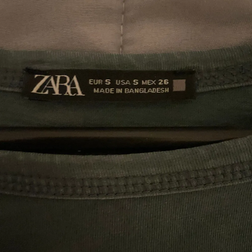 Jättefin grön långärmad tröja från Zara som inte kommer till användning. Skulle säga att den passar XS-S. Färgen syns bäst på bild 2 💚. Tröjor & Koftor.
