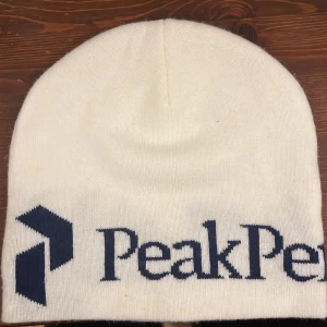 Peak performance mössa - Säljer denna peak mössa, ej använd