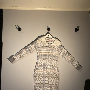 Onesie zip up  - Onesie sop up från hunkmuller. Klädesplagget är i bra skick och Mysigt materiall. Som att ha en filt runt om sig. Onesien har även en luva för extra bekvämlighet. Denna köptes i buntik för ca 600 kr 