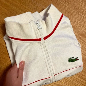 Vintage Lacoste trackjacket M-L - Vintage Lacoste Sports trackjacket. Hittar inte strl men uppskattar till herr M-L. Köpt vintage i London. 