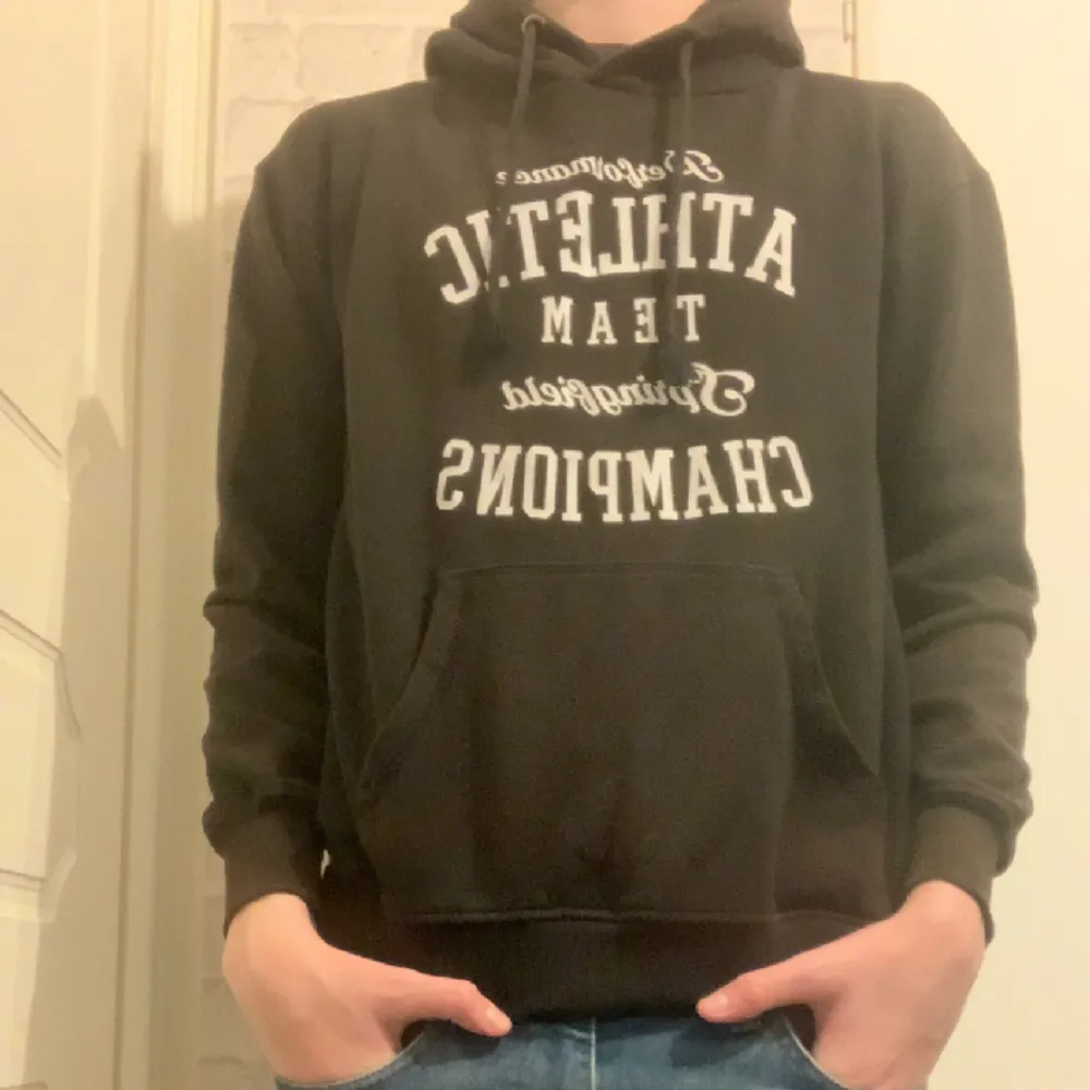 Säljer nu denna hoodie då den börjar bli för liten för mig. Storlek S. . Hoodies.