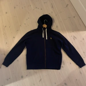 Ralph lauren zip Hoodie  - Är använd men har inga defekter  Pris kan diskuteras 