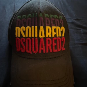 Dsquared 2 Keps - En unik Dsquared 2 keps men en modell som jag inte tror man hittar i butik längre! Bra skick men är änvänd några gånger för några år sen och hade helt glömt bort att den befann sig i hemmet. Nypris på dsquared kepsarna är mellan 1800-2000!