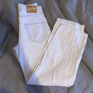 Vida högmidjade jeans - Säljer dessa ljusblå jeans från sadie sinks kollektion med pull & bear