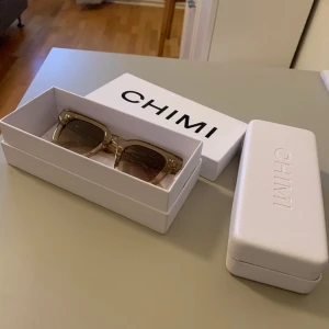 Chimi 04 Ecru - Schyssta Chimi 04 i färgen Ecru, kommer bli perfekta till sommaren. Accessoarer medföljer. 9/10 Skick