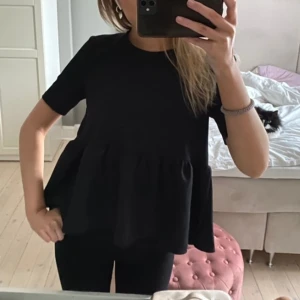 Volang T-shirt  - Så fin t-shirt med en volang