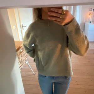 Grön stickad tröja - Jättefin grön stickad tröja från hm! Finns tecken på användning och lite nopprig, men annars i bra skick💚 storlek xs 