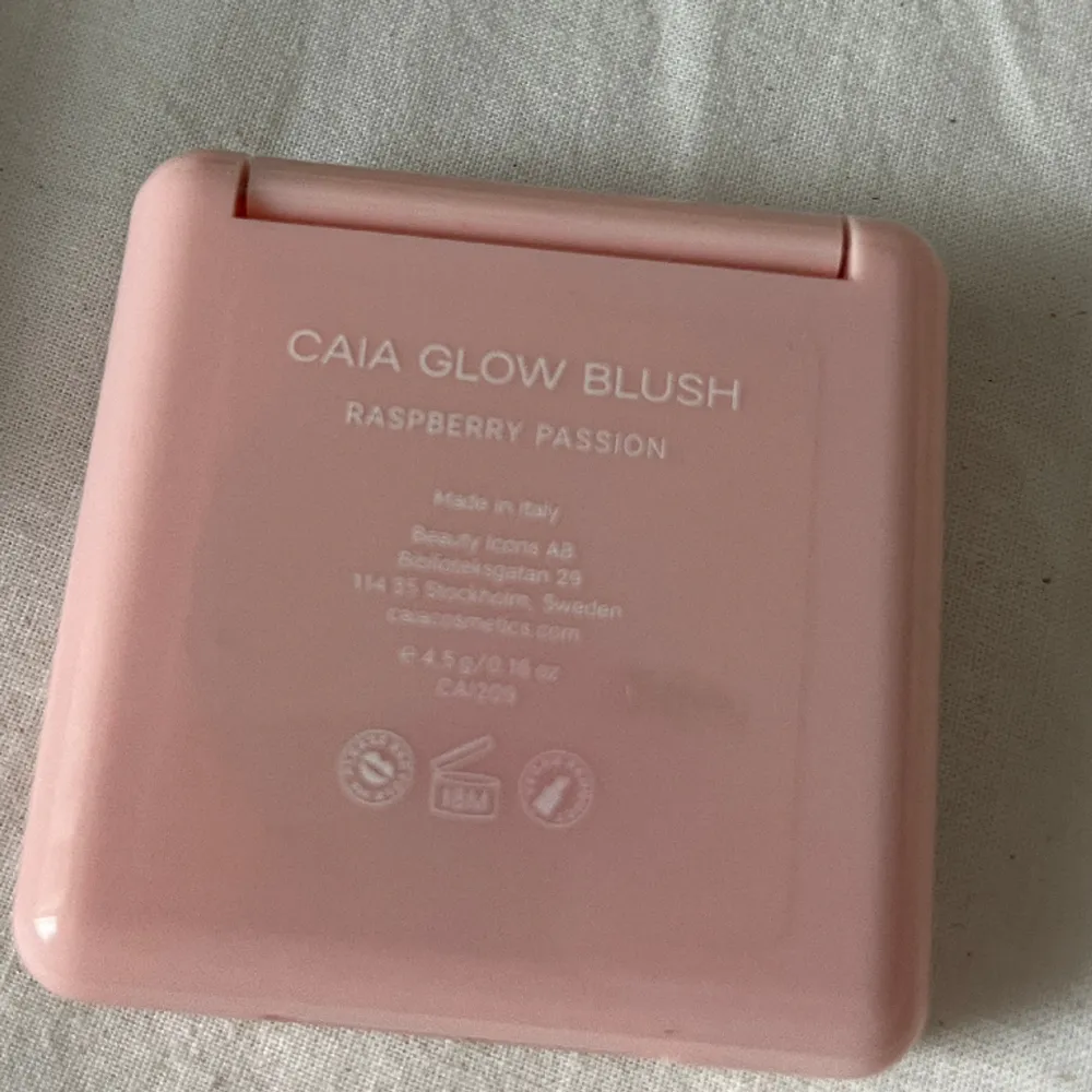 Säljer ett Caia glow blush i färgen raspberry passion, endast swatchat med fingret på handen!! Nypris 265🩷. Övrigt.