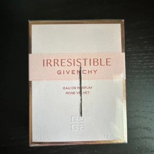 Givenchy Irresistble Parfym - Helt oöppnad Givenchy Irresistble parfym 50ml, plast kvar på (svarta strecket ritades av butiken). Nypris 1185kr❤️