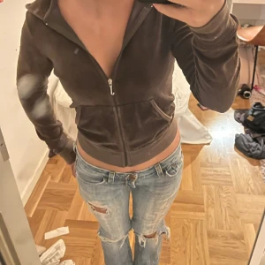 Juicy zip up - Jätte söt brun juicy kofta som inte kommer till användning längre. Den ser mycket mörkare ut i andra bilden💕