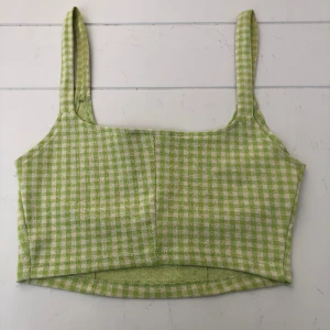Topp - Sälgar min Zara topp då den inte passar mig. Andvänd men i ganska bra skick då lappen har lossnat på ena sidan.
