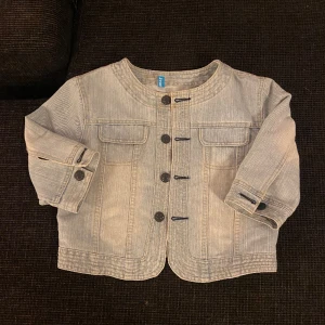 Trekvartsärmad jeansjacka - Supersöt i fint skick, storlek xl men passar xs-m🥰