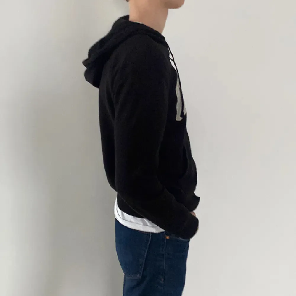 Säljer en störtskön gap tröja i toppskick strl XS. Modellen på bilden är ca 184. Vid frågor är det bara höra av sig🙌🍾 Pris går att diskutera vid smidig affär🤝. Neuletakit & Villapaidat.
