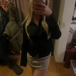 Rutig kjol - rutig kjol från H&M. Aldrig använd prislapp finns kvar. Nypris 249kr säljer för 200kr. Storlek 38
