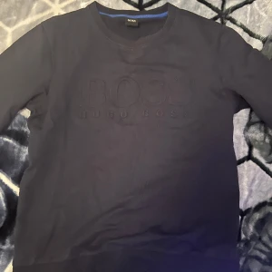 Hugo boss sweatshirt  - Hej, säljer min Hugo boss sweatshirt som är i gott skick utan några skador och kan även passa Storlek S då den är i Medium 