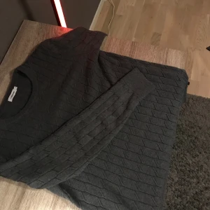 Lindberg stickad shirt  - Tjoo säljer denna extremt feta stickade j Lindberg tröjan till ett dunder pris! 