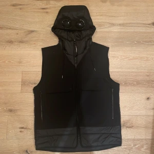 Cp company väst - Riktigt fräsch cp company väst i strlk 50 vilket ungefär motsvarar M, perfekt nu till våren ~ Skick 10/10, har bara använts tre gånger ~ Köpt på nk, kvitto medföljer ~ Priset är inte suttet i sten, bara att fråga om ni undrar något!!🤝🏼🤝🏼