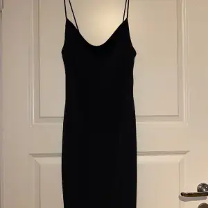 Precis likadan klänning bara att den jag säljer är i svart. Hittade ingen bild där jag hade på mig den svarta & därför fick den beige bilden vara med för att visa passform. 