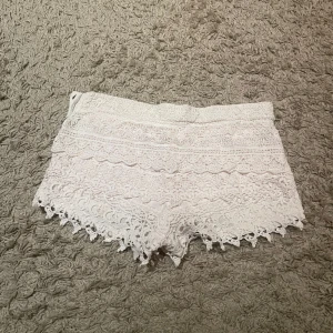 Spetsshorts - Shorts från Gina Tricot. Köp för 50kr eller köp 5 par shorts från mig för 150kr.