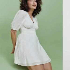 En superfin vit klänning i nyskick, endast använd en gång! Perfekt till studenten💓