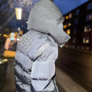 Trapstar Jacka - Jackan är storlek M. Använd 2 gånger och har etikett fortfarande. Säljer för att den var för stor. Varm och skön och perfekt till vintern. Priset kan diskuteras vid snabb affär.