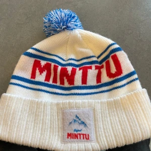 Minttu mössa - Säljer min minttu mössa då den inte kommer till andvändning längre😄 har inte andvänt den mycket alls så de är bra skick på den💶😀