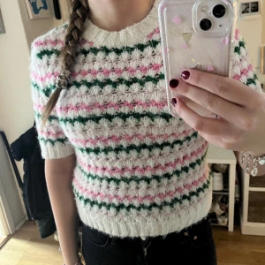 Stickad tshirt  - Säljer min stickade tshirt från Zara💚 använd ett fåtal gånger, kommer inte till användning längre💚 nypris 399