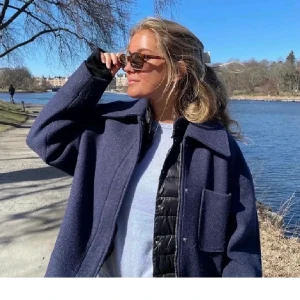 Marinblå kappa NA-KD  - Säljer min jättefina och trendiga marinblåa kappa från NA-KD som är helt slutsåld💘💘