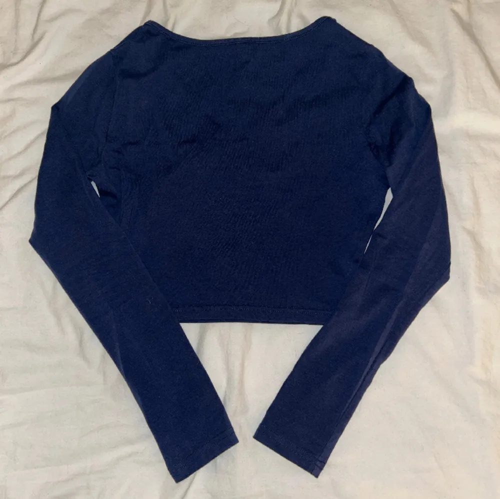 Säljer denna marinblåa tröjan i strl S då den aldrig kommer till användning. Aldrig använd så i nyskick. Tryck gärna på köp nu.💕. Tröjor & Koftor.