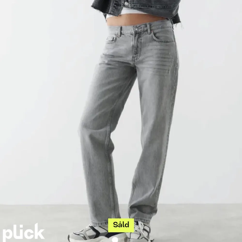 Säljer dessa skit snygga jeansen från Gina tricot dom är i bra skick, dom är low waisted. Priset går att diskutera 💕🫶🏽. Jeans & Byxor.