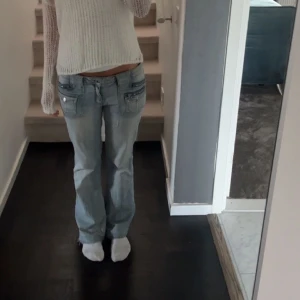low waist bootcut jeans  - säljer dessa super snygga low waist bootcut jeansen 