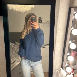 Sweatshirt  - En marinblå sweatshirt från hm, det är xs men skulle säga att den är mer som en s-m🙌🏼