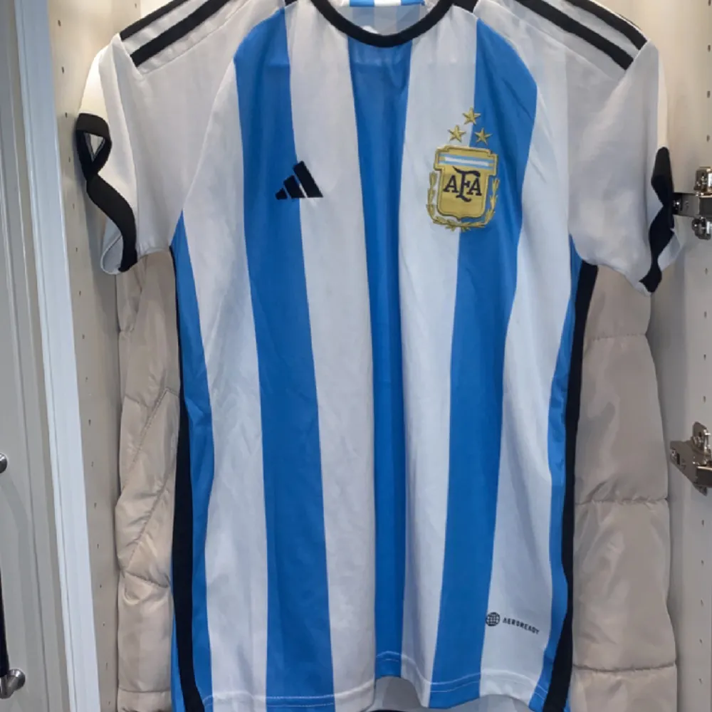 Hej,säljer denna fina Argentina tröja. Inget på ryggen. Skick 10/10 använts en gång. Originalpris 700kr för set. Tveka inte. Priset kan diskuteras!. T-shirts.