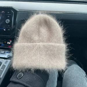 beige mössa - Mössa från téte, nästintill ny. Köpt för 299, skicka gärna prisförslag😊